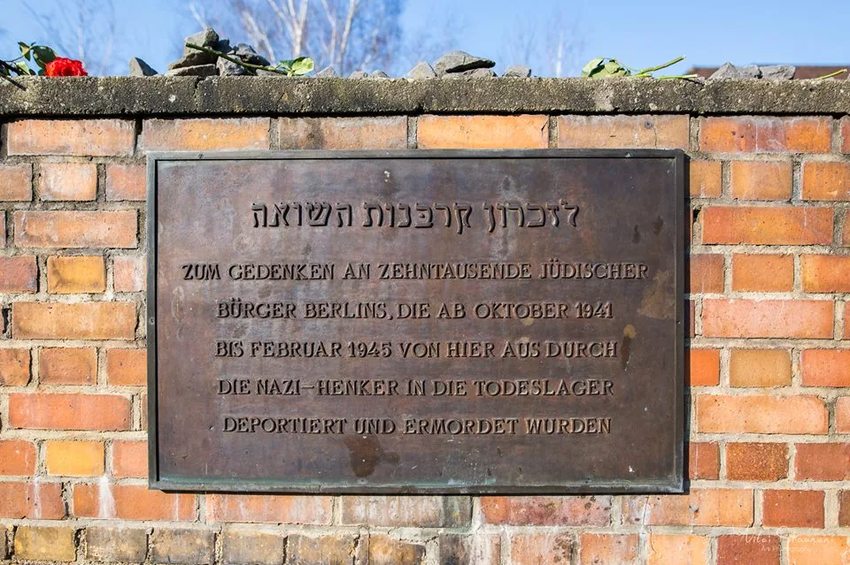 לוח הזיכרון ברציף 17 בתחנת גרונוולד